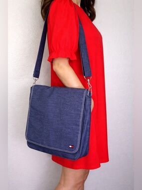 👜 Tommy Hilfiger Denim Messenger Bag – Classic Logo Crossbody